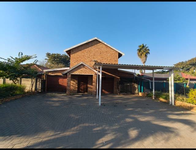 4 BEDROOM HOUSE FOR SALE IN OOS EINDE